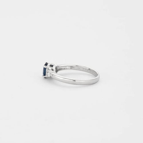Bague 54 Bague en or blanc 18 ct avec saphir bleu et diamants 58 Facettes