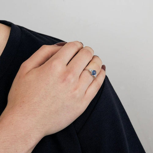 Bague 54 Bague en or blanc 18 ct avec saphir bleu et diamants 58 Facettes