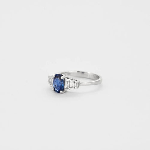 Bague 54 Bague en or blanc 18 ct avec saphir bleu et diamants 58 Facettes