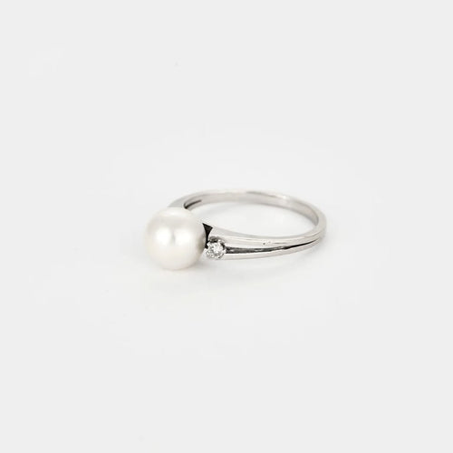Bague 50 Bague en or blanc 18 carats avec perle de culture et diamants 58 Facettes