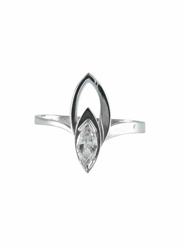 Bague 51 Bague en or blanc 18 carats sertie d’un diamant navette 58 Facettes