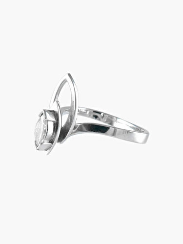 Bague 51 Bague en or blanc 18 carats sertie d’un diamant navette 58 Facettes