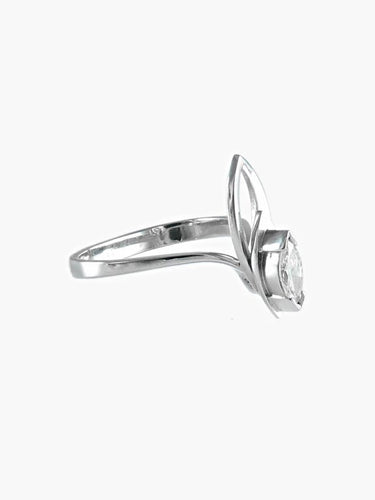 Bague 51 Bague en or blanc 18 carats sertie d’un diamant navette 58 Facettes