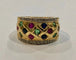 Bague 52 Bague jonc en or jaune 18K sertie d’émeraudes, rubis, saphirs et diamants 58 Facettes