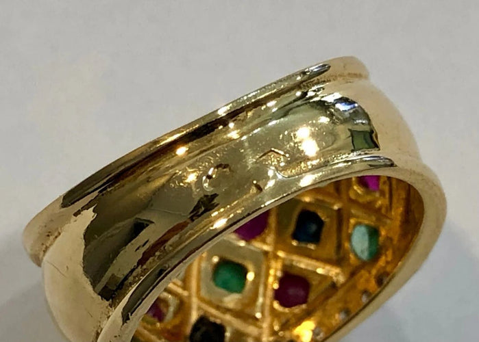 Bague 52 Bague jonc en or jaune 18K sertie d’émeraudes, rubis, saphirs et diamants 58 Facettes