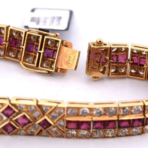 Bracelet Bracelet vintage en or jaune 18 carats avec rubis et diamants 58 Facettes BR99