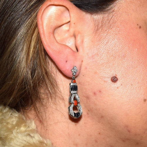 Boucles d'oreilles Art déco - Boucles d'oreilles en platine avec onyx, corail et diamants 1,50 ct 58 Facettes OR156