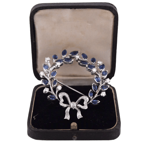 Broche Spilla vintage en or blanc 18 kt avec saphirs et diamants 58 Facettes SP9 '(00029)