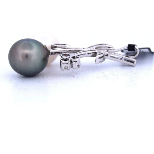 Pendentif Pendentif en or blanc 18 carats avec perles Akoya et diamants 58 Facettes