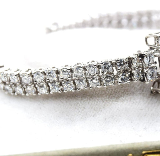 Bracelet Bracelet en or blanc 18 carats avec saphirs et diamants 58 Facettes