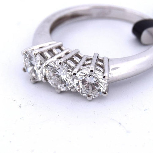 Bague 54 Bague trilogie en or blanc 18 kt et diamants 58 Facettes