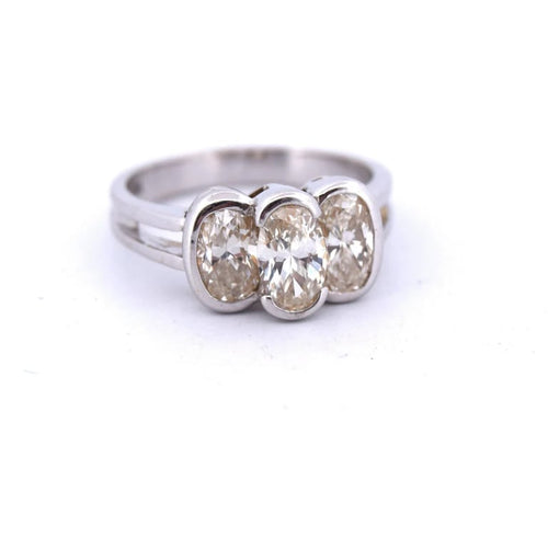Bague 52 Bague années 1950 en or blanc 18 carats et diamants ovales 58 Facettes
