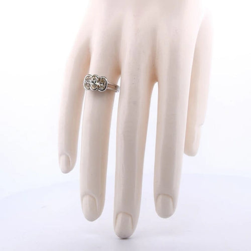 Bague 52 Bague années 1950 en or blanc 18 carats et diamants ovales 58 Facettes