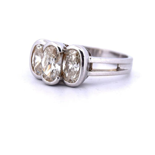 Bague 52 Bague années 1950 en or blanc 18 carats et diamants ovales 58 Facettes