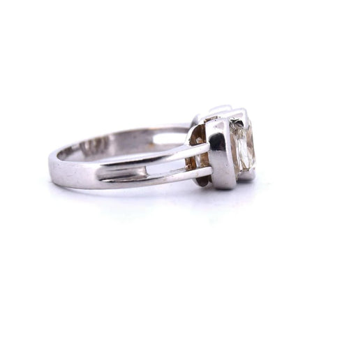 Bague 52 Bague années 1950 en or blanc 18 carats et diamants ovales 58 Facettes