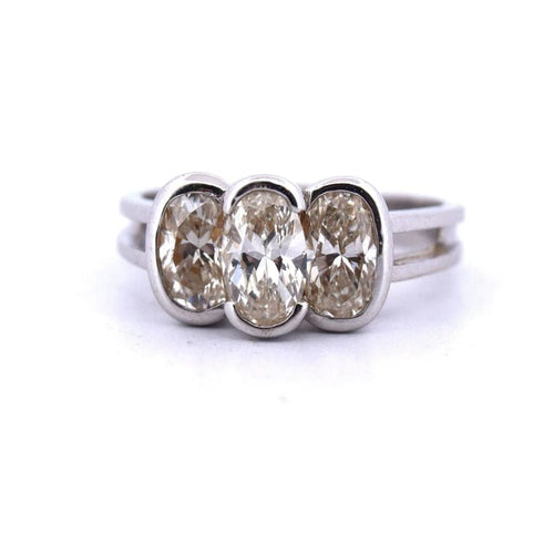 Bague 52 Bague années 1950 en or blanc 18 carats et diamants ovales 58 Facettes