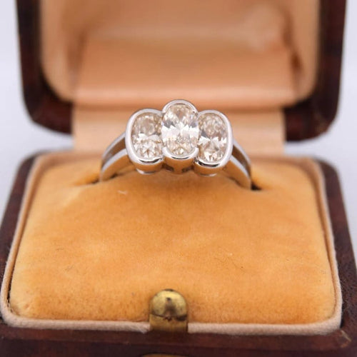 Bague 52 Bague années 1950 en or blanc 18 carats et diamants ovales 58 Facettes