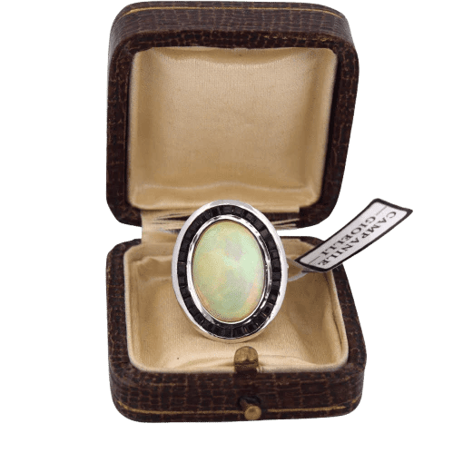 Bague 54 Bague vintage en platine ornée d’opale, d’onyx et de saphirs 58 Facettes
