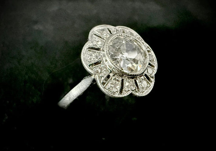 Bague 52 Bague Art déco fleur en platine et diamants 58 Facettes