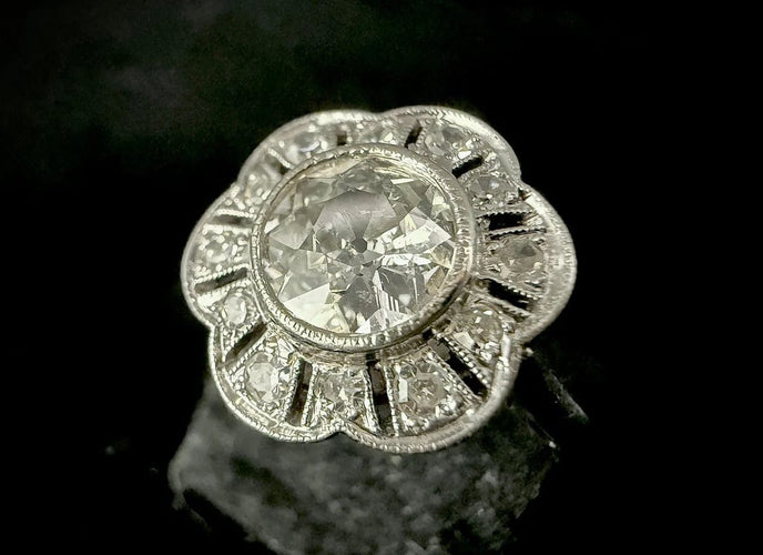 Bague 52 Bague Art déco fleur en platine et diamants 58 Facettes