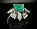 Bague 56 Bague en or blanc 18 carats avec émeraude 2,20 ct et diamants 2,20 ct 58 Facettes