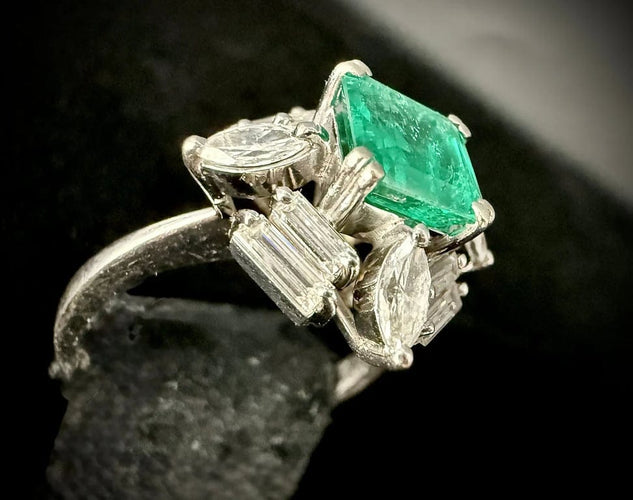 Bague 56 Bague en or blanc 18 carats avec émeraude 2,20 ct et diamants 2,20 ct 58 Facettes