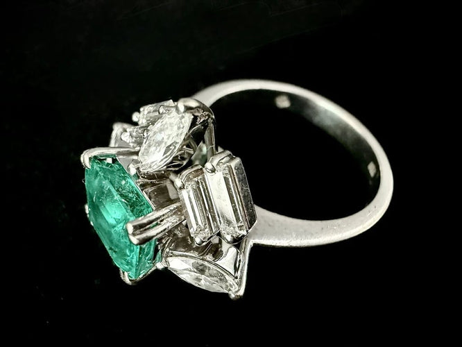 Bague 56 Bague en or blanc 18 carats avec émeraude 2,20 ct et diamants 2,20 ct 58 Facettes