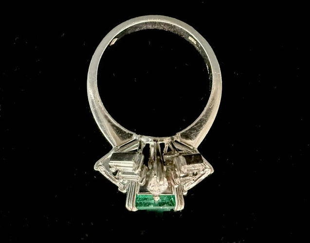 Bague 56 Bague en or blanc 18 carats avec émeraude 2,20 ct et diamants 2,20 ct 58 Facettes
