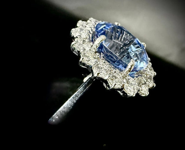 Bague 57 Bague marguerite en or blanc 18 carats avec saphir de Ceylan et diamants 58 Facettes