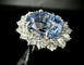 Bague 57 Bague marguerite en or blanc 18 carats avec saphir de Ceylan et diamants 58 Facettes