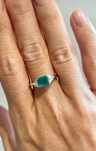 Bague 53 Bague moderne en or blanc 18 carats, émeraude et diamants 58 Facettes