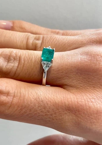 Bague 53 Bague moderne en or blanc 18 carats, émeraude et diamants 58 Facettes