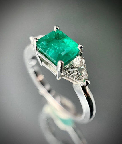 Bague 53 Bague moderne en or blanc 18 carats, émeraude et diamants 58 Facettes