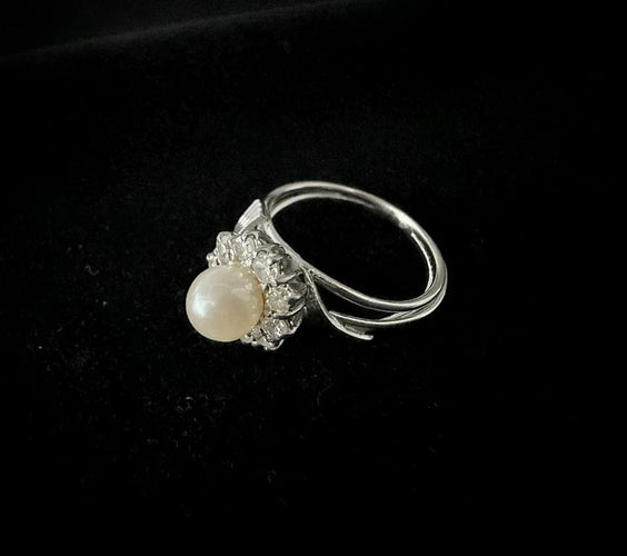 Bague 54.5 Bague en or blanc 18 carats avec perle blanche et diamants 58 Facettes