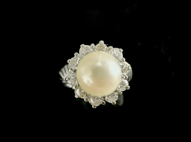 Bague 54.5 Bague en or blanc 18 carats avec perle blanche et diamants 58 Facettes