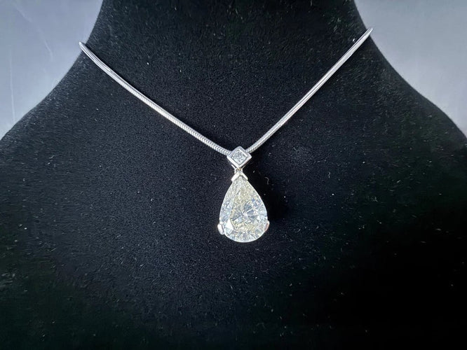 Pendentif Pendentif diamant taille poire 5 ct et diamant brillant 0,08 ct 58 Facettes