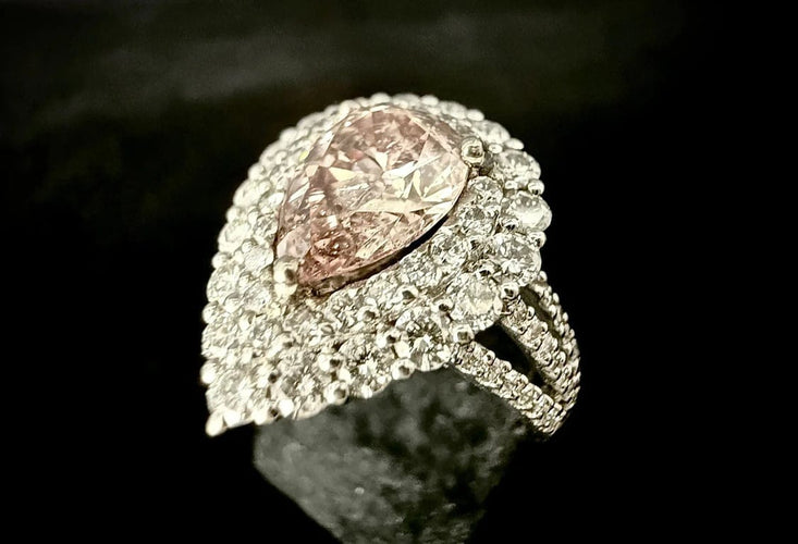 Bague 54 Bague en or blanc 18 carats sertie d’un diamant rose taille poire 58 Facettes