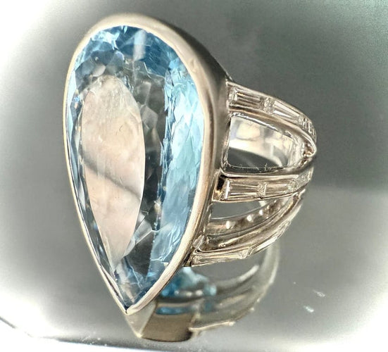 Bague 58 Bague en or blanc 18 carats sertie d’une topaze et diamants 58 Facettes