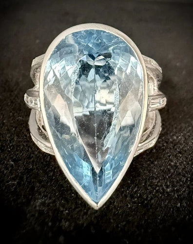 Bague 58 Bague en or blanc 18 carats sertie d’une topaze et diamants 58 Facettes
