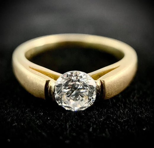 Bague 59.5 Bague solitaire en or jaune 18 carats sertie d’un diamant 0,84 ct 58 Facettes