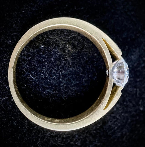 Bague 59.5 Bague solitaire en or jaune 18 carats sertie d’un diamant 0,84 ct 58 Facettes