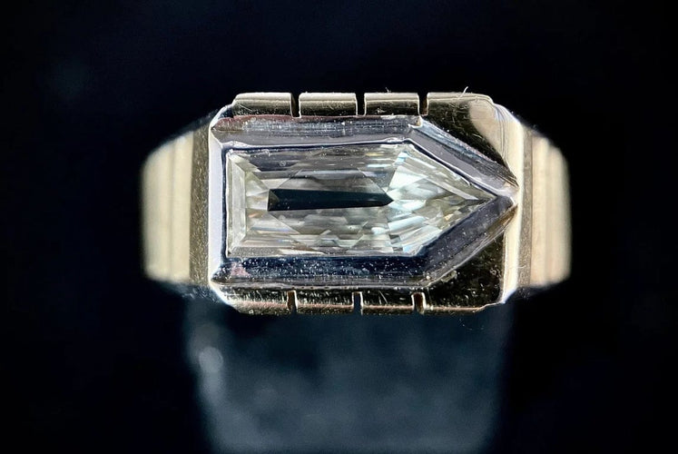 Bague 55.5 Bague en or jaune et blanc 18 carats, diamant trapèze 1,50 carat 58 Facettes