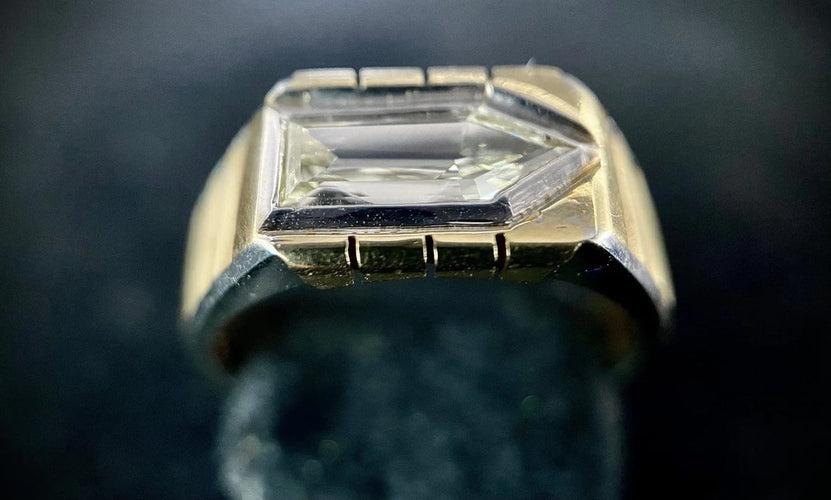 Bague 55.5 Bague en or jaune et blanc 18 carats, diamant trapèze 1,50 carat 58 Facettes