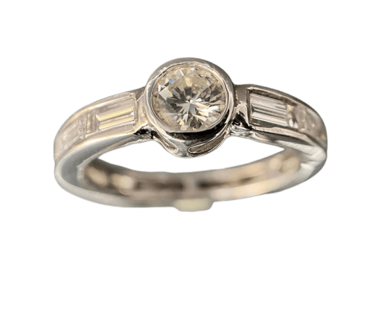 Bague 56.5 Bague en or blanc 18 carats avec diamant 1 ct et diamants baguette 58 Facettes