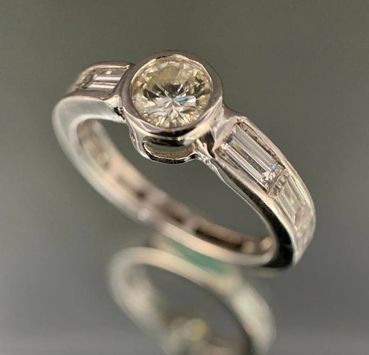Bague 56.5 Bague en or blanc 18 carats avec diamant 1 ct et diamants baguette 58 Facettes