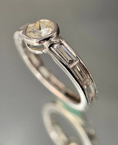Bague 56.5 Bague en or blanc 18 carats avec diamant 1 ct et diamants baguette 58 Facettes