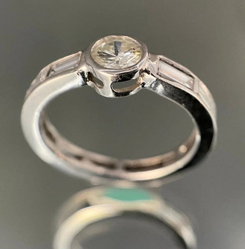 Bague 56.5 Bague en or blanc 18 carats avec diamant 1 ct et diamants baguette 58 Facettes