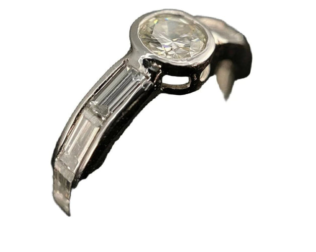 Bague 56.5 Bague en or blanc 18 carats avec diamant 1 ct et diamants baguette 58 Facettes