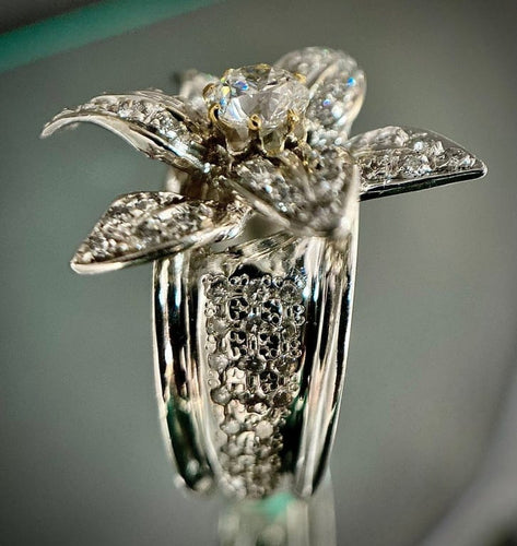 Bague 53.5 Bague fleur en or blanc 18 carats et diamants 58 Facettes