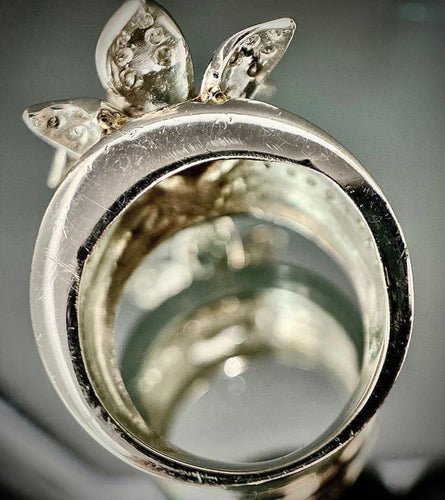 Bague 53.5 Bague fleur en or blanc 18 carats et diamants 58 Facettes